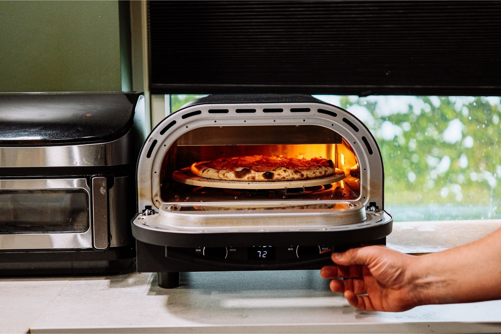 Slik rengjør du pizzasteinen din