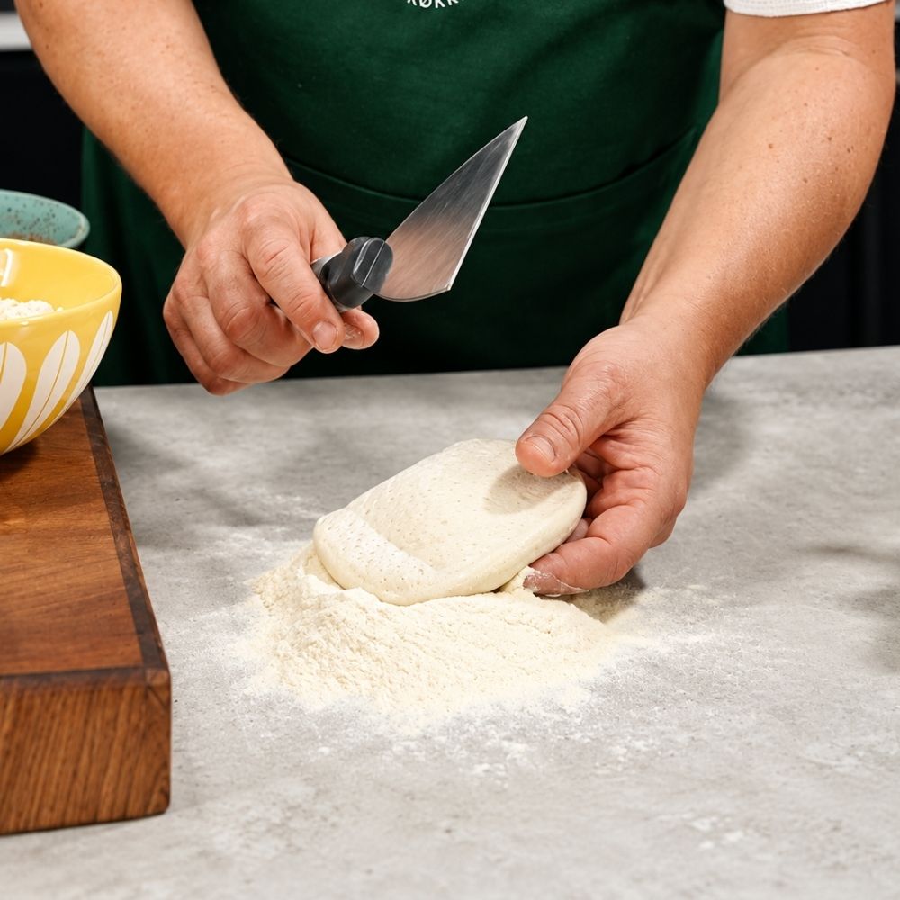 Slik ruller du ut pizzadeigen – rund bunn og luftig kant