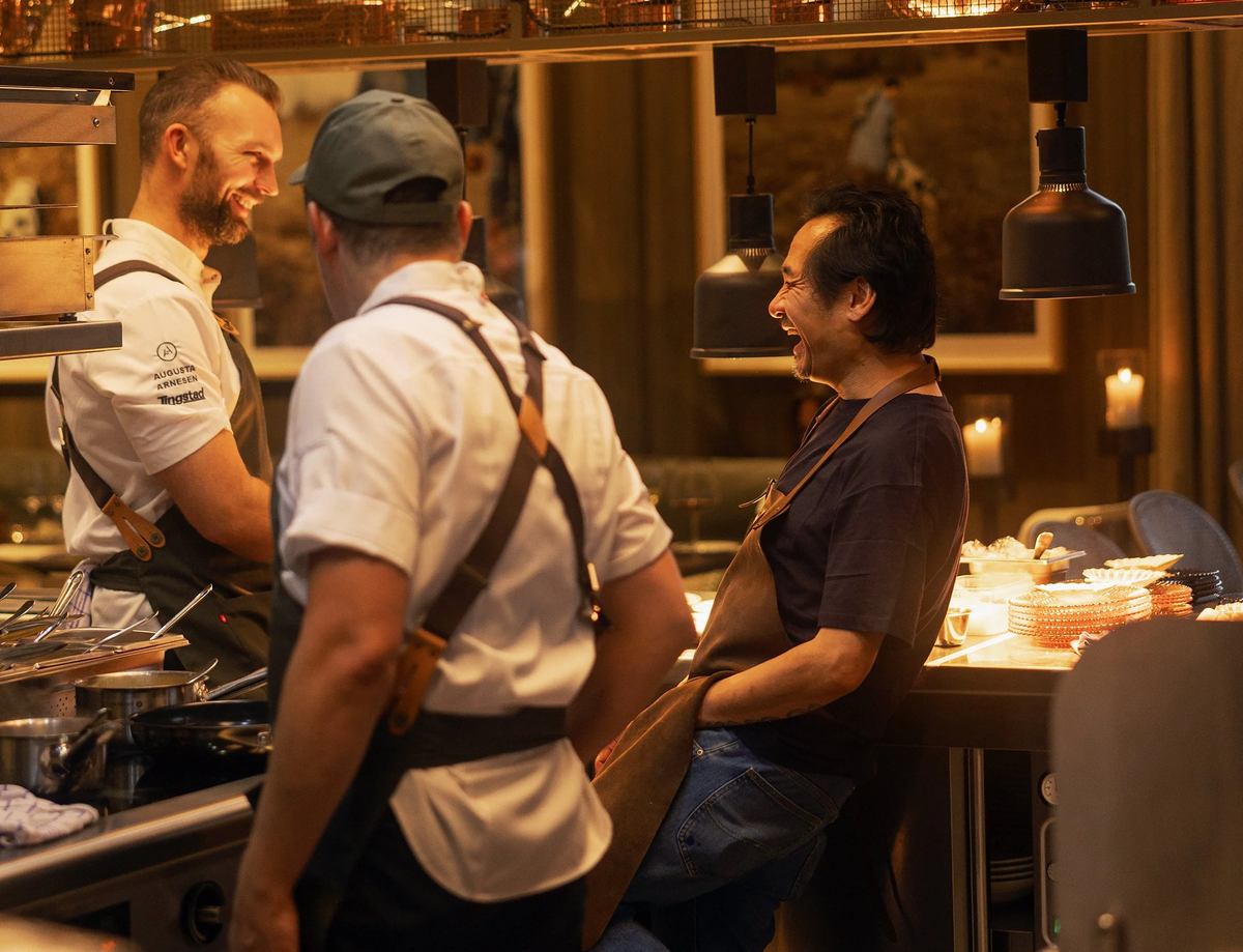 Kokkene i arbeid bak passet på Brasserie Nouvelle