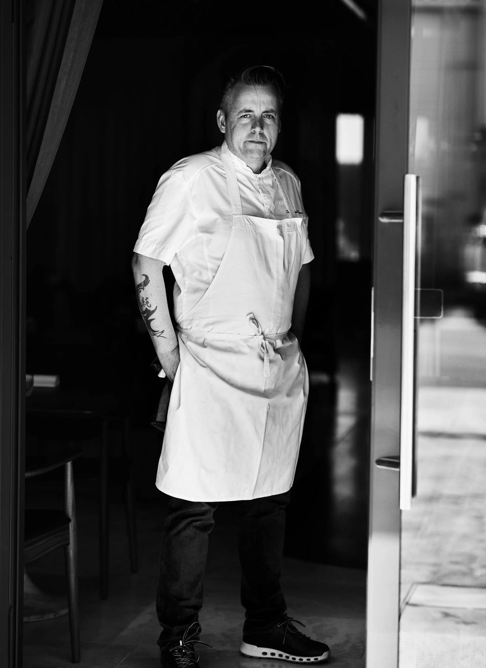 Kokk i inngangen til Brasserie Nouvelle