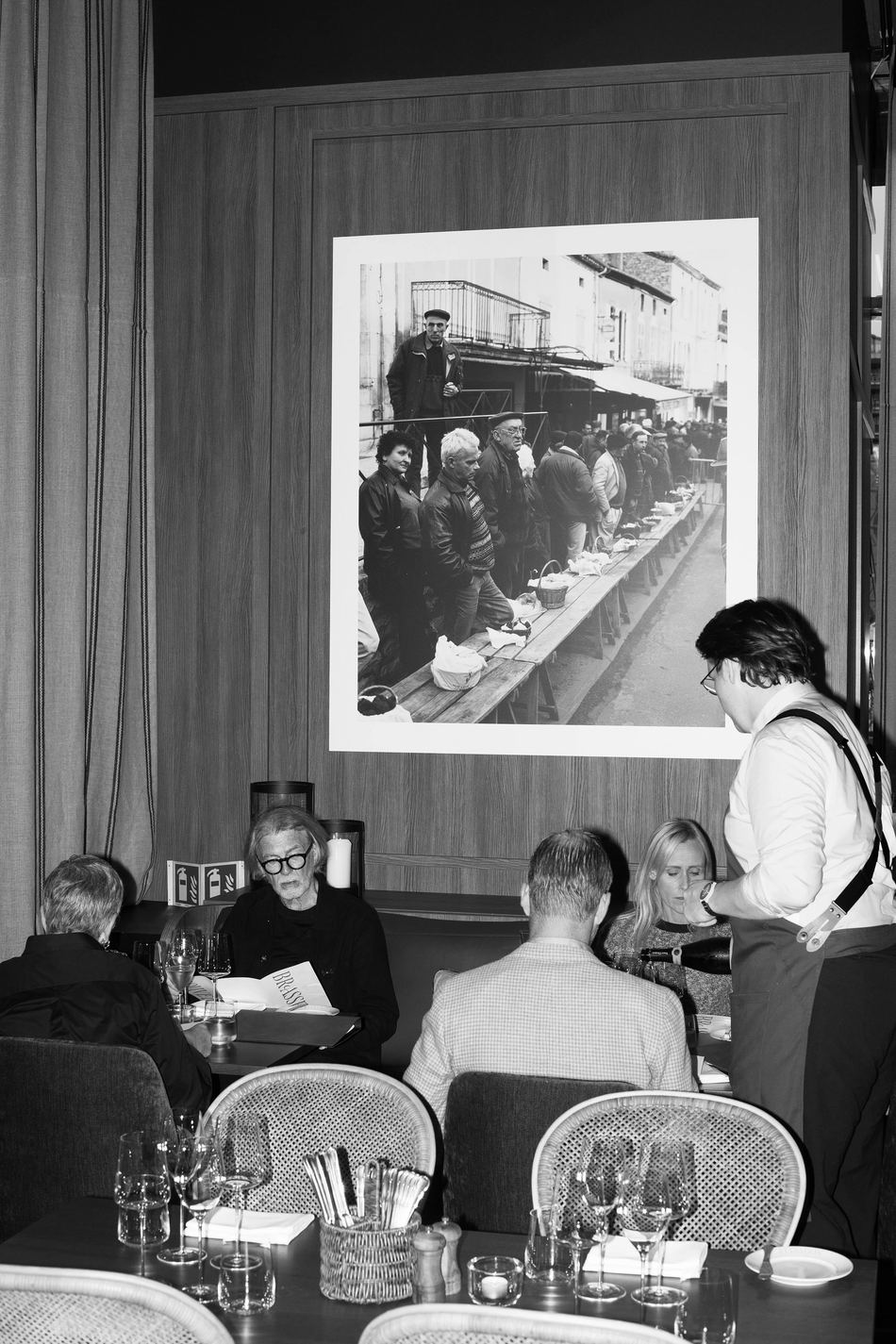 Spisesalen hos Brasserie Nouvelle med servering ved bordene