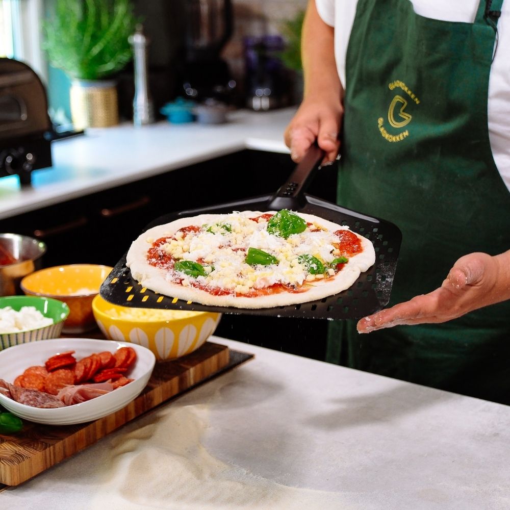 Perforert Pizzaspade i aluminium - 30,5x74 cm