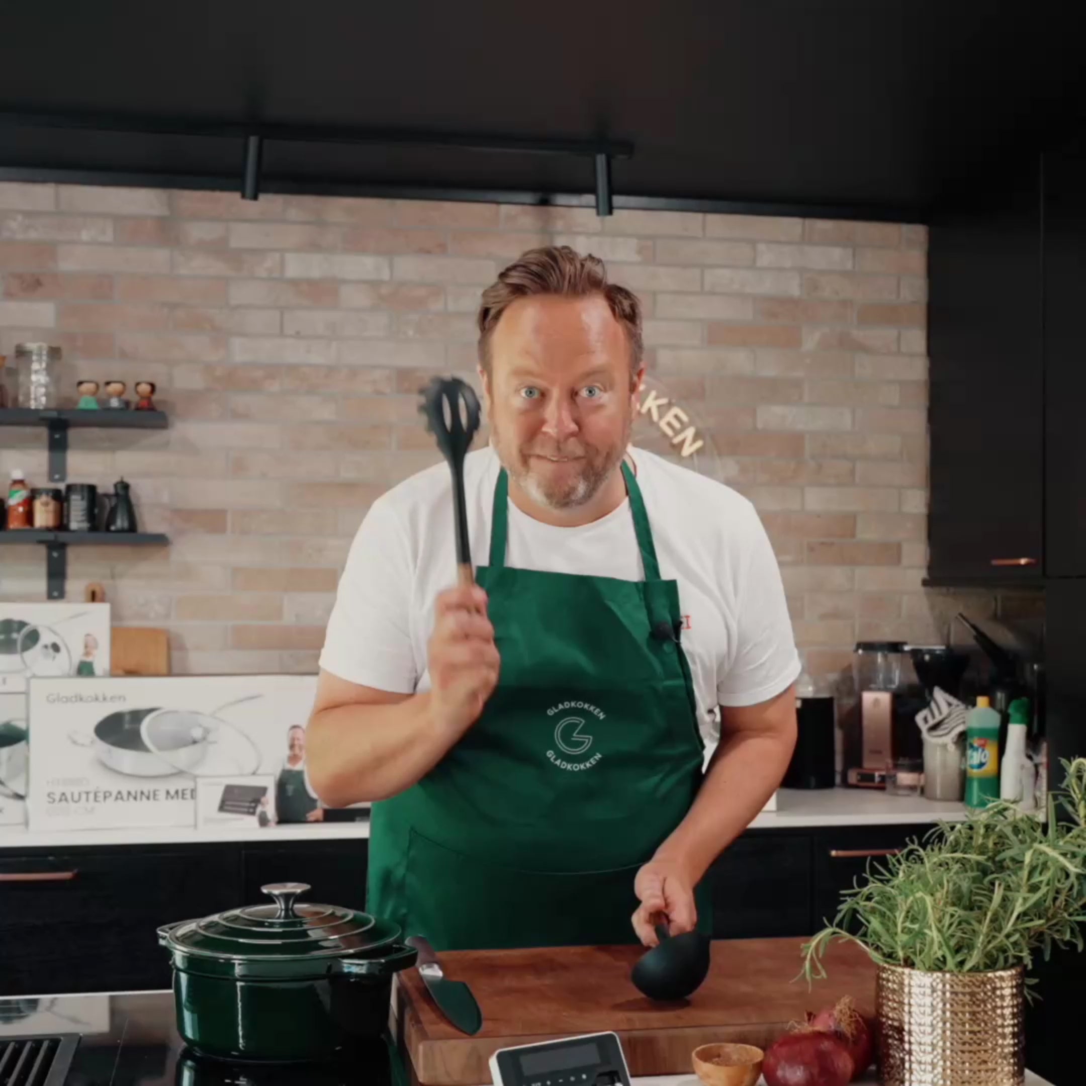Last inn video: Støpejerns Sautépanne Med Lokk Ø30,5